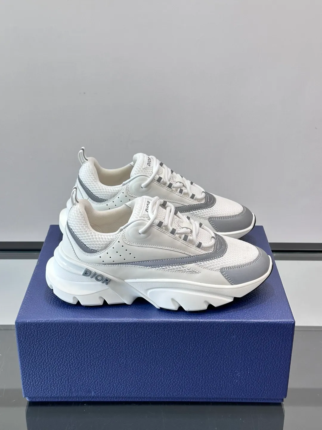 Men's shoes 💰p520 "Dior" B22 retro jogging shoes, inspired by classic jogging shoes, low-top thick sole design, cow leather + mesh fabric splicing, perfect texture and breathable. The black and white engraved rubber sole has great grip and comfort, and is OK for daily wear or sports! There is an embossed "CD" logo on the side of the shoe, which is low-key and recognizable. Rich colors, black and white, gray and blue, etc., versatile and fashionable, loved by European and American hip-hop circles and bloggers, a must-have for trendy wear size: 39-44 (customized at 45.46)